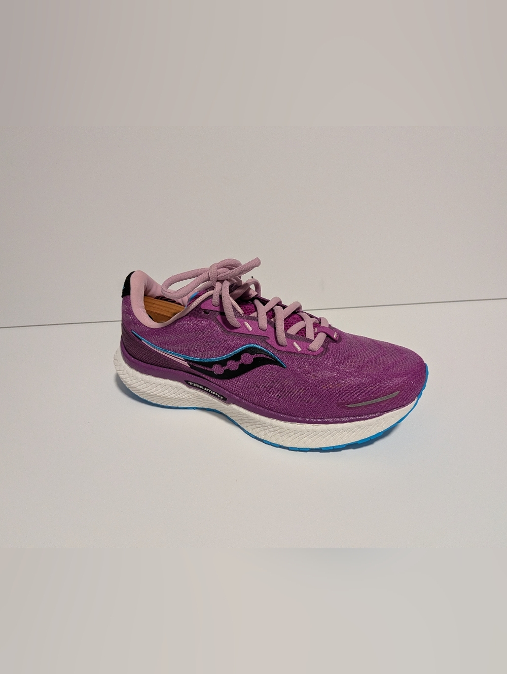 Saucony Triumph 19 running shoe is featured in a Razzle/Blaze colorway Size 8.5
